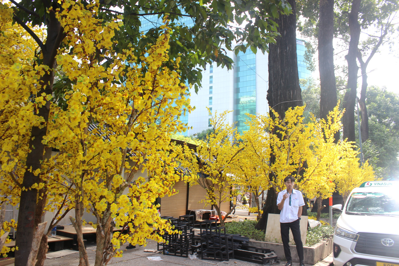 Các bạn trẻ với "bộ cánh Tết" thường tìm về đây chụp hình rất đông. Các bạn trẻ với "bộ cánh Tết" thường tìm về đây chụp hình rất đông.