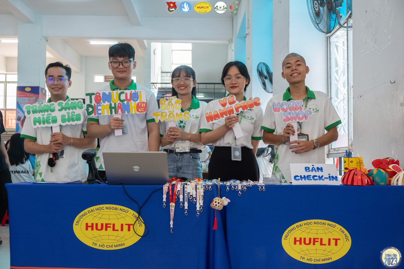 Bàn check-in cùng CLB Tình nguyện HUFLIT. (Ảnh: CLB)