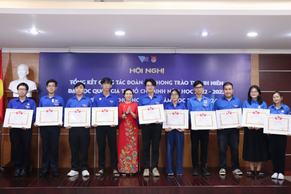 TS Lê Thị Anh Trâm - Phó Bí thư Đảng ủy, Trưởng Ban Tổ chức Cán bộ ĐHQG TP. HCM, trao giấy khen của Ban Cán sự Đoàn ĐHQG TP. HCM cho các tập thể có đóng góp tích cực trong công tác Đoàn và phong trào thanh niên năm học 2022 - 2023. (Ảnh: ĐHQG TP. HCM)