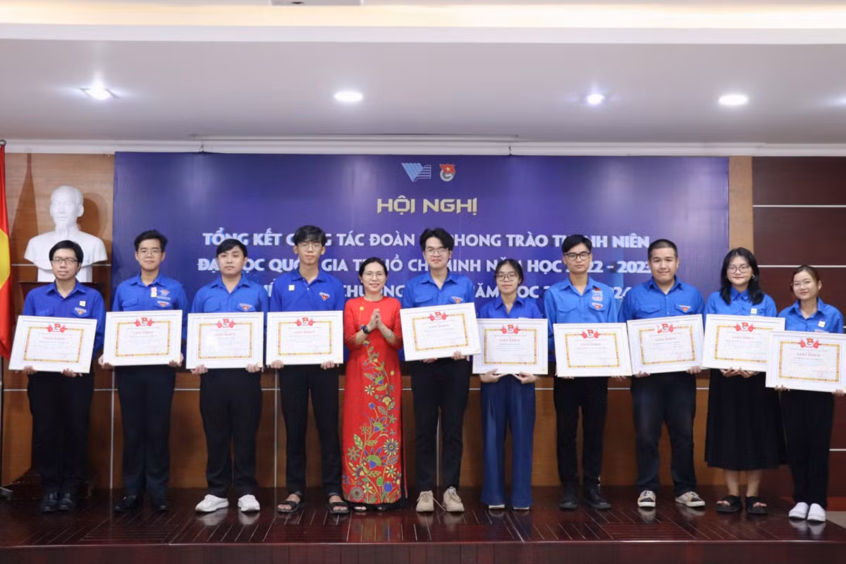 TS Lê Thị Anh Trâm - Phó Bí thư Đảng ủy, Trưởng Ban Tổ chức Cán bộ ĐHQG TP. HCM, trao giấy khen của Ban Cán sự Đoàn ĐHQG TP. HCM cho các tập thể có đóng góp tích cực trong công tác Đoàn và phong trào thanh niên năm học 2022 - 2023. (Ảnh: ĐHQG TP. HCM)