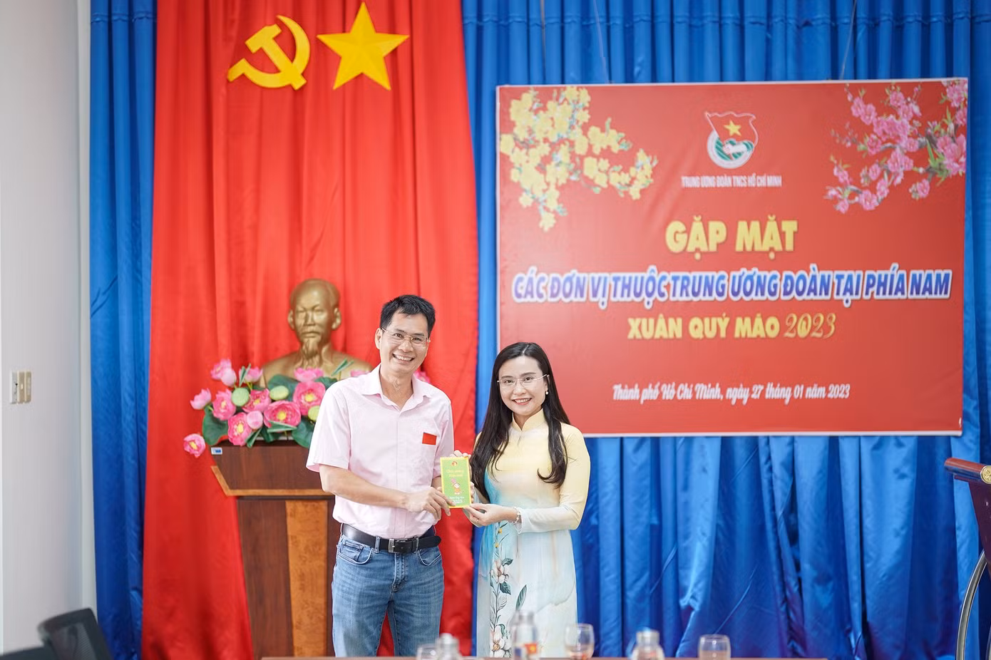 Bí thư T.Ư Đoàn Nguyễn Phạm Duy Trang cũng biểu dương Ban Đại diện Báo Tiền Phong tại TP. HCM đã tổ chức được nhiều hoạt động sau mặt báo, tiêu biểu là hoạt động Vinh danh và trao học bổng 'Nâng bước thủ khoa' cho tân sinh viên, lần thứ 7. (Ảnh: Phạm Nguyễn)