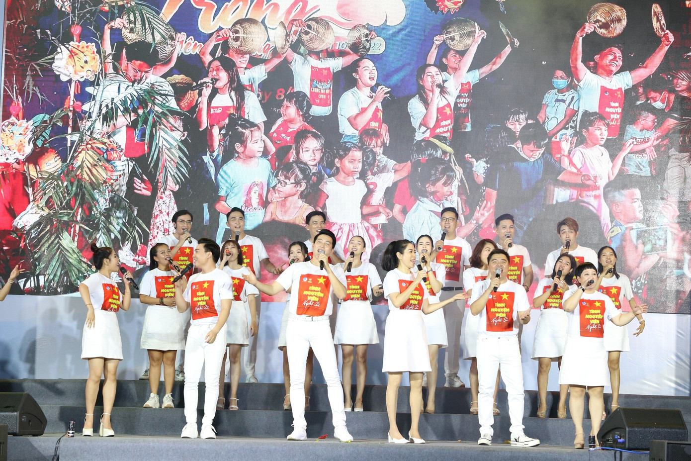 Tiết mục văn nghệ của Đội tình nguyện viên Nghệ sĩ TP. HCM mở đầu chương trình Lễ trao giải. (Ảnh: Ngô Tùng) Tiết mục văn nghệ của Đội tình nguyện viên Nghệ sĩ TP. HCM mở đầu chương trình Lễ trao giải. (Ảnh: Ngô Tùng)