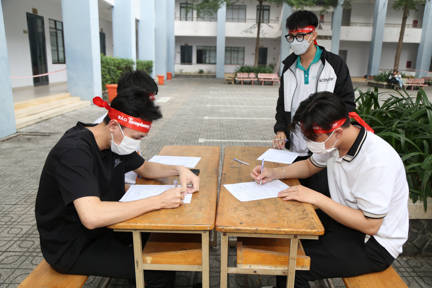 Ngày 30/12, tại TP. HCM, báo Tiền Phong phối hợp Đoàn Thanh niên trường ĐH Giao thông vận tải TP. HCM và Bệnh viện Chợ Rẫy tổ chức chương trình hiến máu Chủ nhật Đỏ, với sự tham gia nhiệt tình của nhiều sinh viên trong trường.