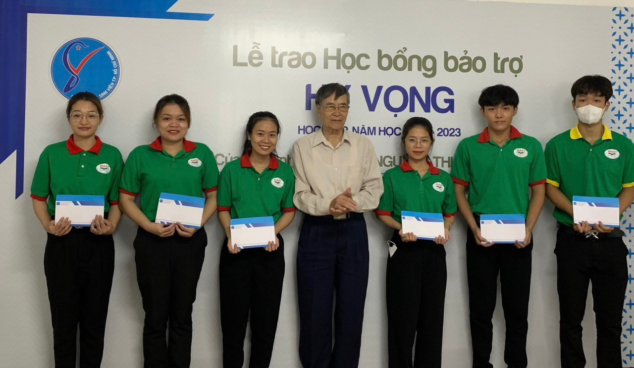 Thầy Đỗ Hữu Ngập trao học bổng trao học bổng cho các bạn sinh viên.