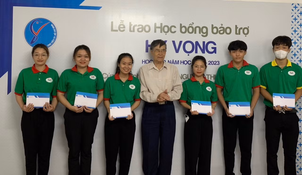 Thầy Đỗ Hữu Ngập trao học bổng trao học bổng cho các bạn sinh viên.