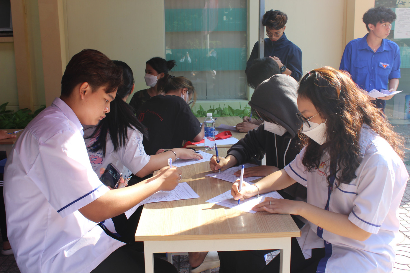 Ở khu vực khám sàng lọc nhiều học viên trong trường cũng đăng ký tham gia hiến máu, tuy nhiên do chưa đủ 18 tuổi nên đành quay về chờ đủ tuổi.