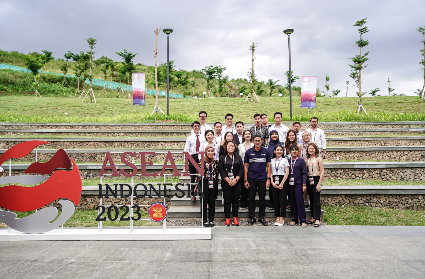 Hải Đăng (thứ ba, từ phải sang) cùng các đại biểu thanh niên chụp hình cùng Bộ trưởng Bộ Du lịch và Kinh tế Sáng tạo Indonesia, ông Sandiaga Uno. (Ảnh: NVCC)