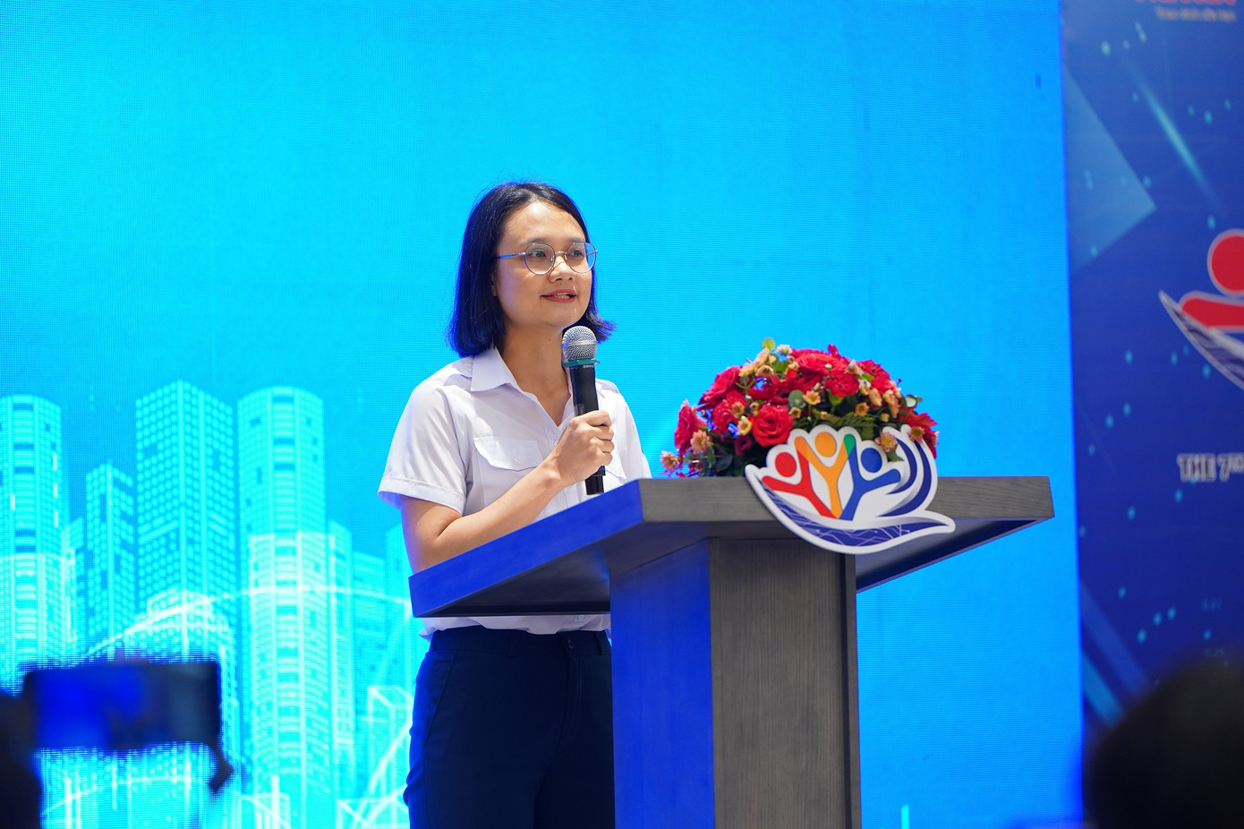 Chị Trần Thu Hà - Phó Bí thư Thành Đoàn, Chủ tịch Hội Sinh viên TP. HCM phát biểu tại Diễn đàn.