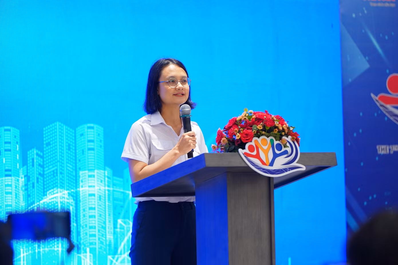 Chị Trần Thu Hà - Phó Bí thư Thành Đoàn, Chủ tịch Hội Sinh viên TP. HCM phát biểu tại Diễn đàn. Chị Trần Thu Hà - Phó Bí thư Thành Đoàn, Chủ tịch Hội Sinh viên TP. HCM phát biểu tại Diễn đàn.