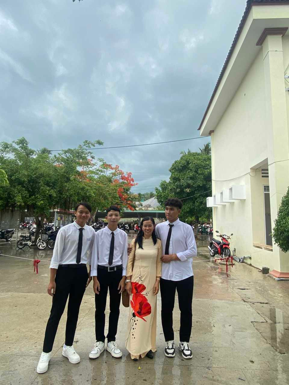 Hữu Đang (thứ hai, từ trái sang) cùng bạn học và cô giáo. Hữu Đang (thứ hai, từ trái sang) cùng bạn học và cô giáo.