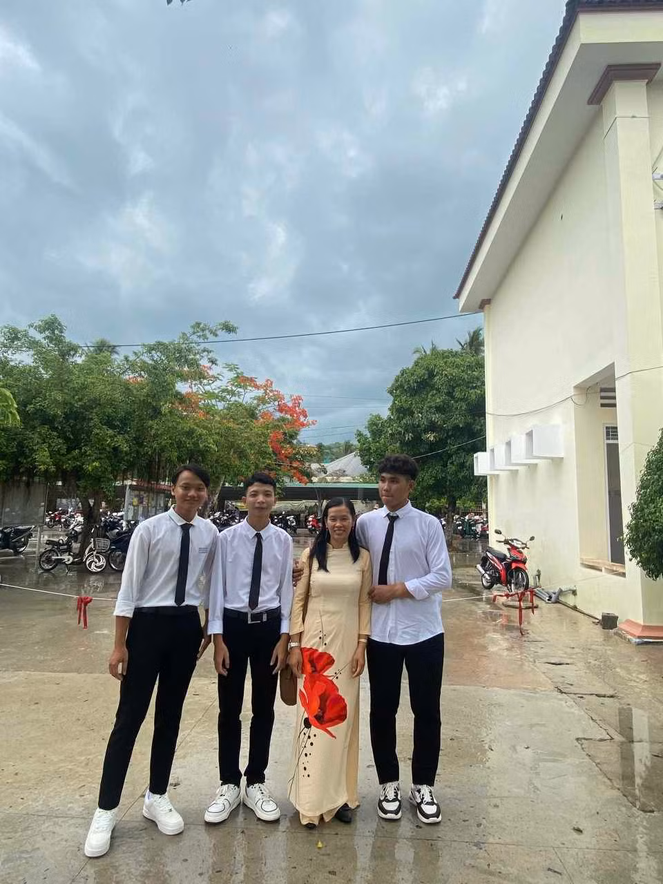 Hữu Đang (thứ hai, từ trái sang) cùng bạn học và cô giáo. Hữu Đang (thứ hai, từ trái sang) cùng bạn học và cô giáo.