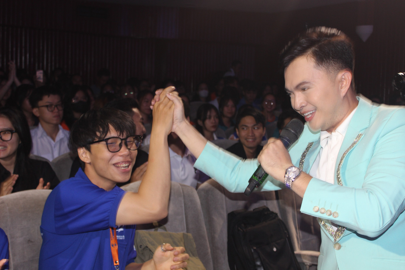 Ca sĩ Nam Cường giao lưu với các bạn sinh viên tại chương trình.