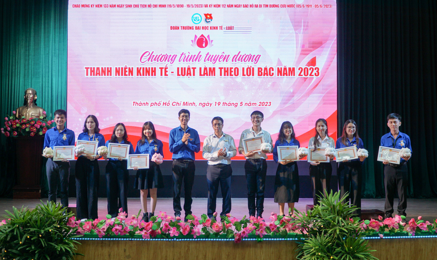 Các gương Thanh niên Kinh tế - Luật làm theo lời Bác năm 2023 được tuyên dương trong chương trình. (Ảnh: Đoàn trường)