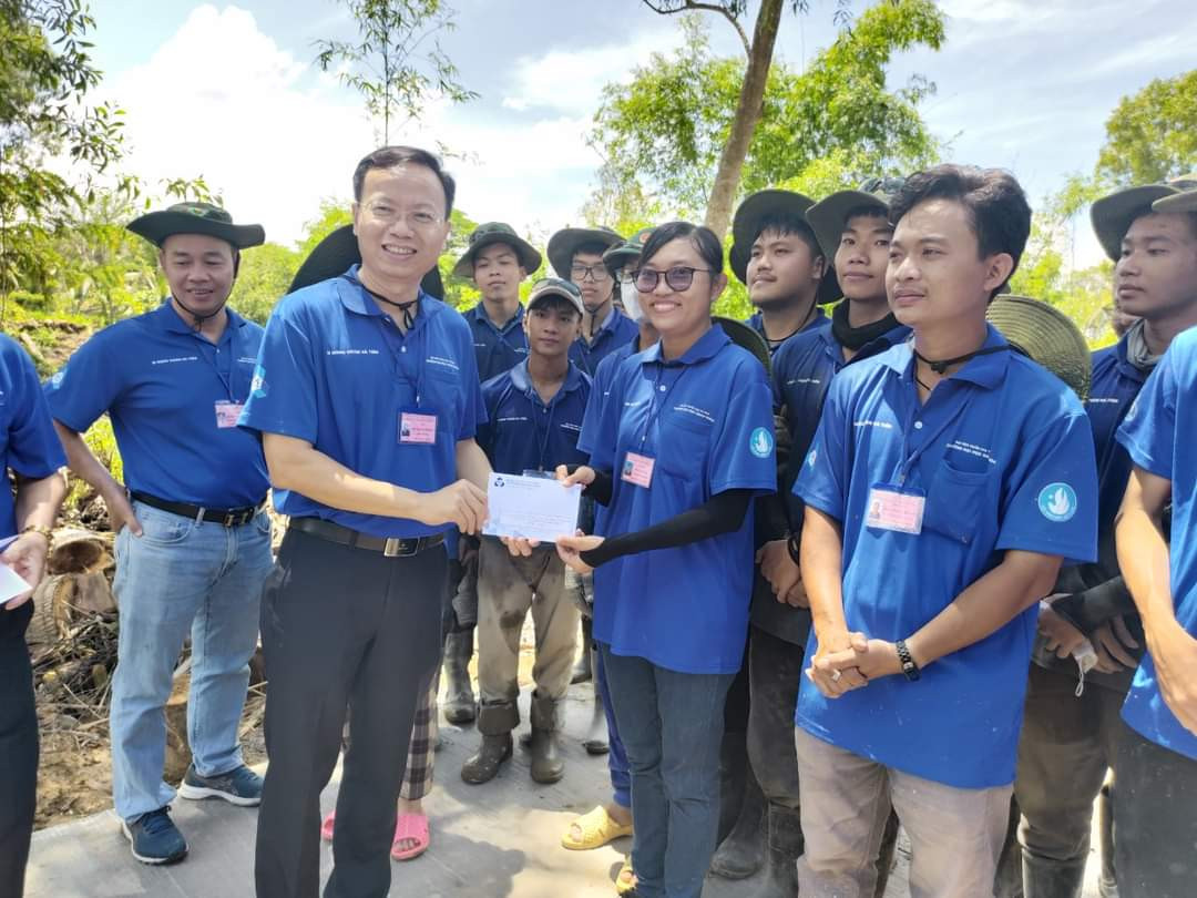 PGS. TS Mai Thanh Phong (trái) - Hiệu trưởng kiêm Trưởng Ban Chỉ đạo chiến dịch 'Mùa Hè Xanh' 2023 thăm và tặng quà sinh viên tình nguyện 'Mùa Hè Xanh' trên địa bàn huyện Tân Hồng, Đồng Tháp. (Ảnh: ĐHBK)