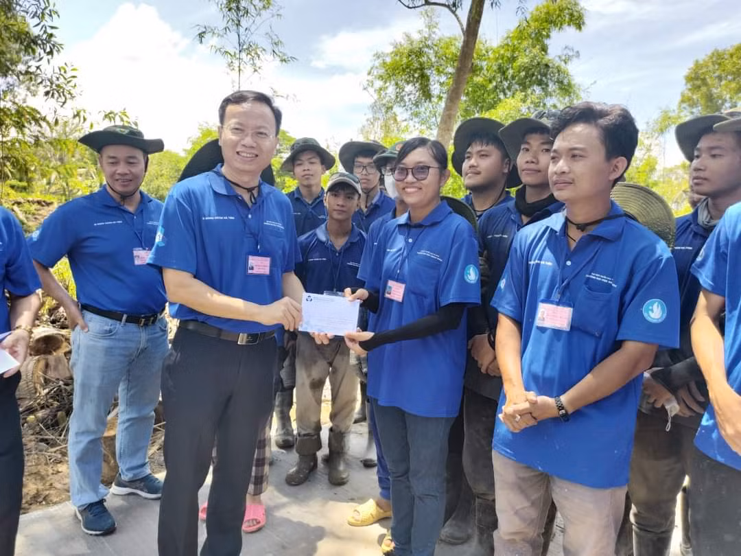 PGS. TS Mai Thanh Phong (trái) - Hiệu trưởng kiêm Trưởng Ban Chỉ đạo chiến dịch 'Mùa Hè Xanh' 2023 thăm và tặng quà sinh viên tình nguyện 'Mùa Hè Xanh' trên địa bàn huyện Tân Hồng, Đồng Tháp. (Ảnh: ĐHBK)