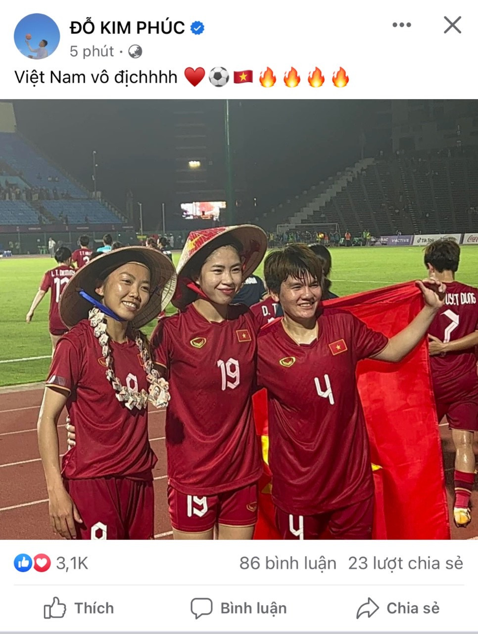 VĐV tâng bóng nghệ thuật Đỗ Kim Phúc bày tỏ sự ngưỡng mộ đến các chiến binh áo đỏ.