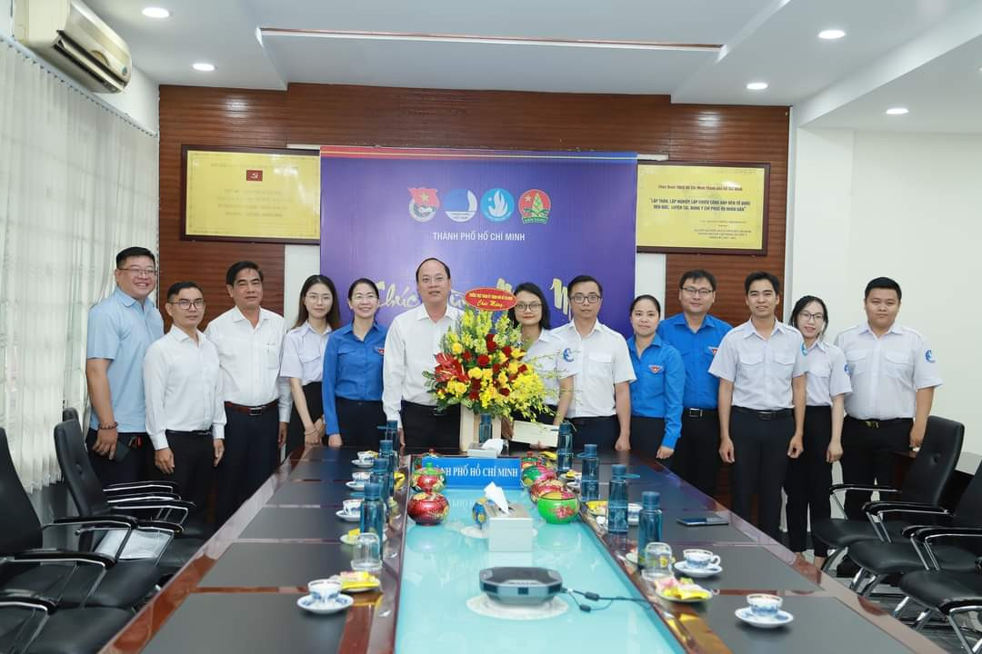 Thường trực Thành ủy TP. HCM chụp hình với Ban thường vụ Thành Đoàn - Hội Sinh viên TP. HCM. Thường trực Thành ủy TP. HCM chụp hình với Ban thường vụ Thành Đoàn - Hội Sinh viên TP. HCM.