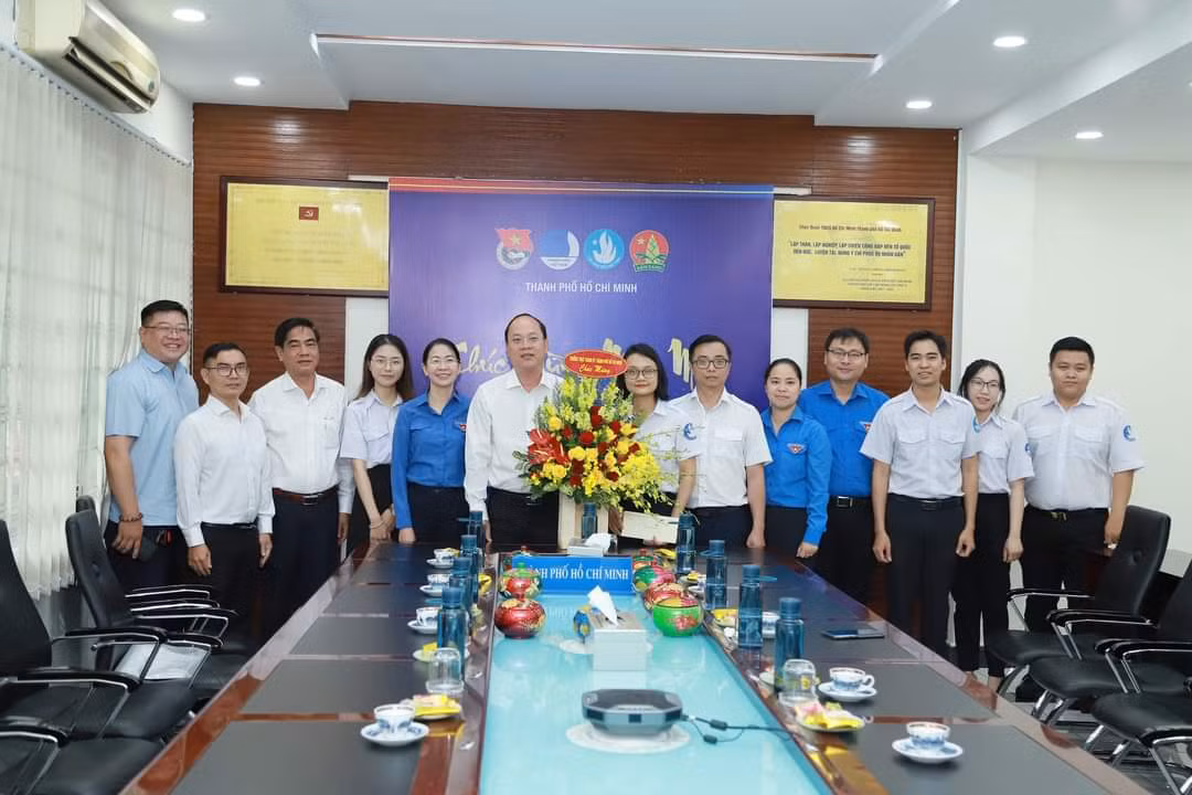 Thường trực Thành ủy TP. HCM chụp hình với Ban thường vụ Thành Đoàn - Hội Sinh viên TP. HCM. Thường trực Thành ủy TP. HCM chụp hình với Ban thường vụ Thành Đoàn - Hội Sinh viên TP. HCM.