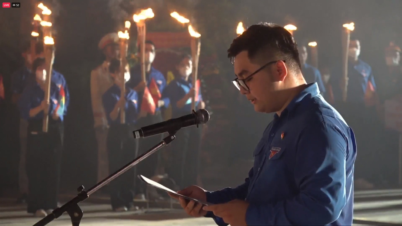 Anh Nguyễn Khánh Tùng - Ủy viên Ban Thư ký T.Ư Hội Sinh viên Việt Nam, Ủy viên Ủy ban Hội LHTN TP. HCM, Phó Chủ tịch Hội Sinh viên TP. HCM phát biểu tại lễ thắp nến tri ân các anh hùng liệt sĩ. (Ảnh: TLTĐ)