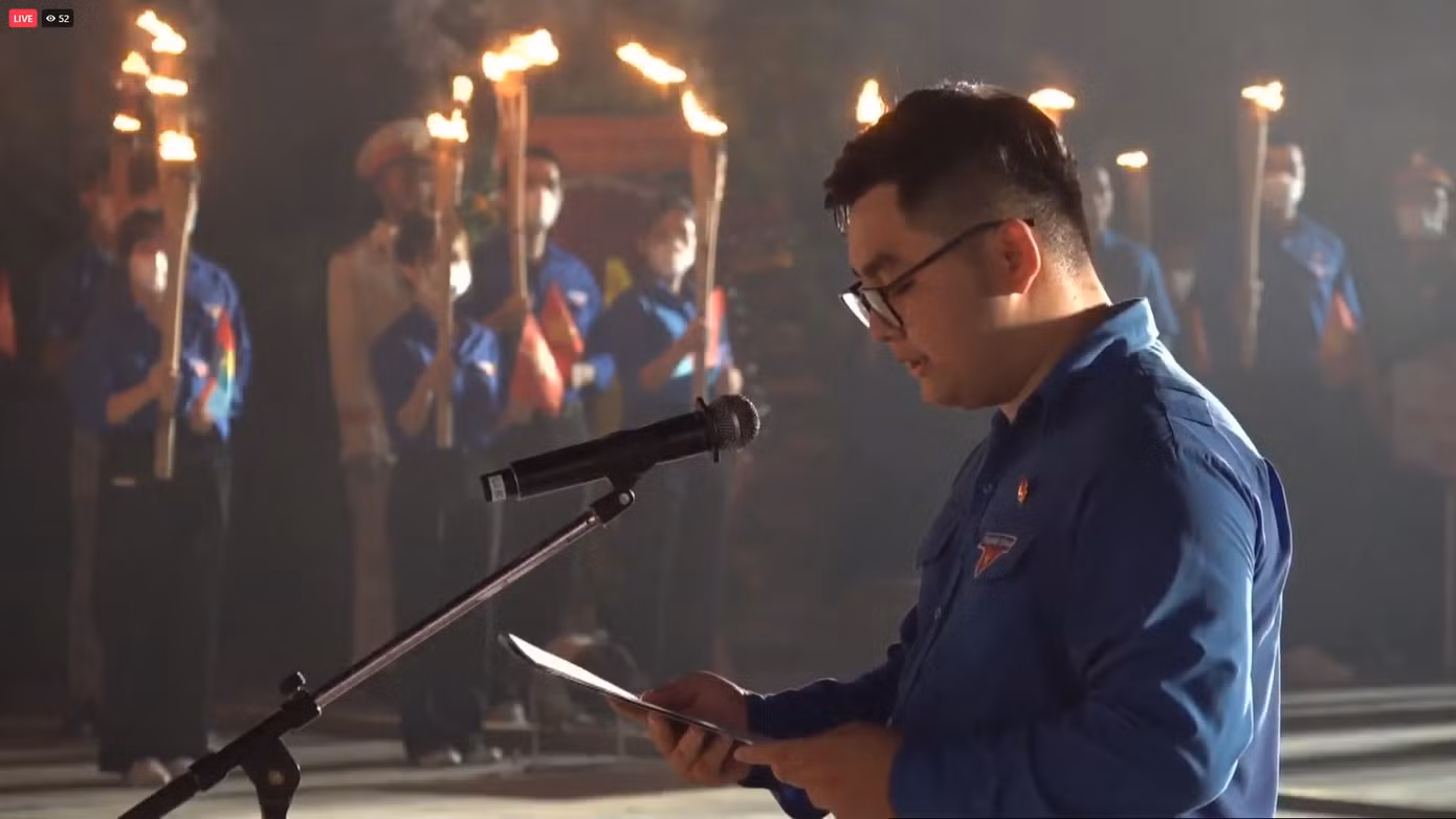 Anh Nguyễn Khánh Tùng - Ủy viên Ban Thư ký T.Ư Hội Sinh viên Việt Nam, Ủy viên Ủy ban Hội LHTN TP. HCM, Phó Chủ tịch Hội Sinh viên TP. HCM phát biểu tại lễ thắp nến tri ân các anh hùng liệt sĩ. (Ảnh: TLTĐ)