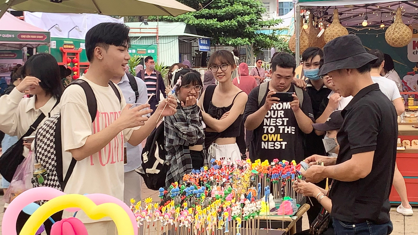 Giới trẻ hòa mình vào gian hàng nghệ thuật dân gian tò he đầy màu sắc.