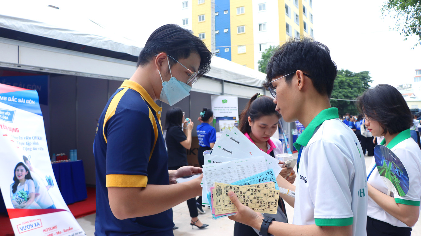 Sinh viên tìm cơ hội việc làm tại Ngày hội.