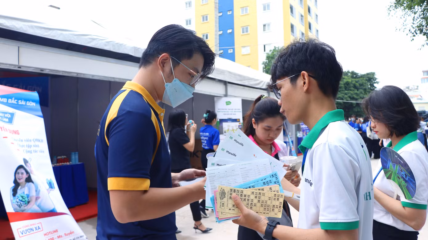 Sinh viên tìm cơ hội việc làm tại Ngày hội.