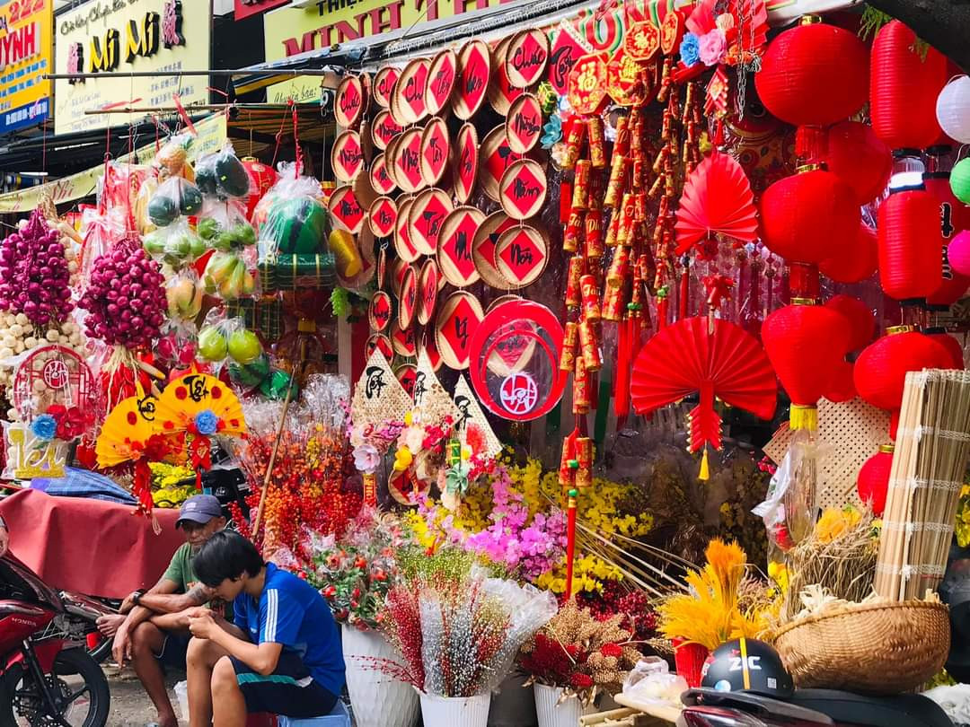 Các cửa hàng trên đường Hải Thượng Lãn Ông (Q. 5) trưng đa dạng các sản phẩm trang trí Tết.