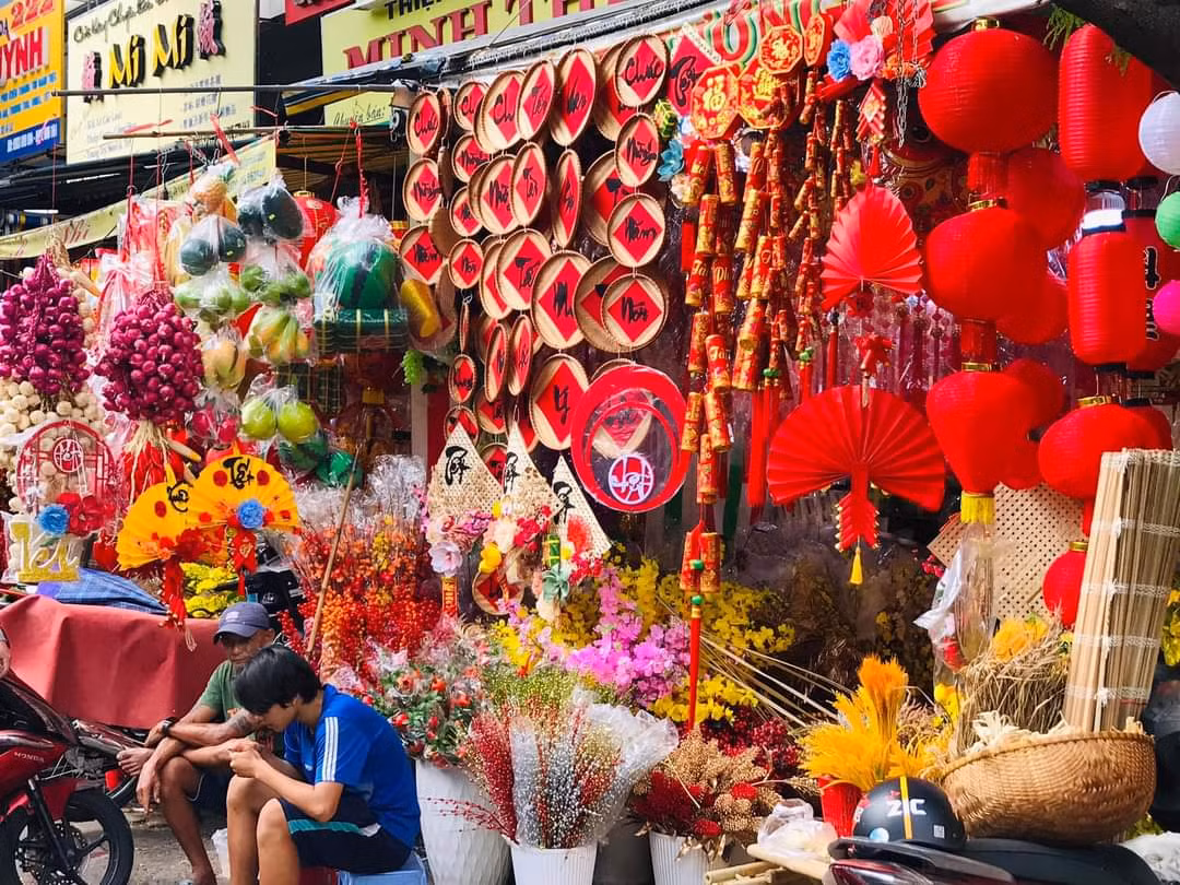 Các cửa hàng trên đường Hải Thượng Lãn Ông (Q. 5) trưng đa dạng các sản phẩm trang trí Tết.
