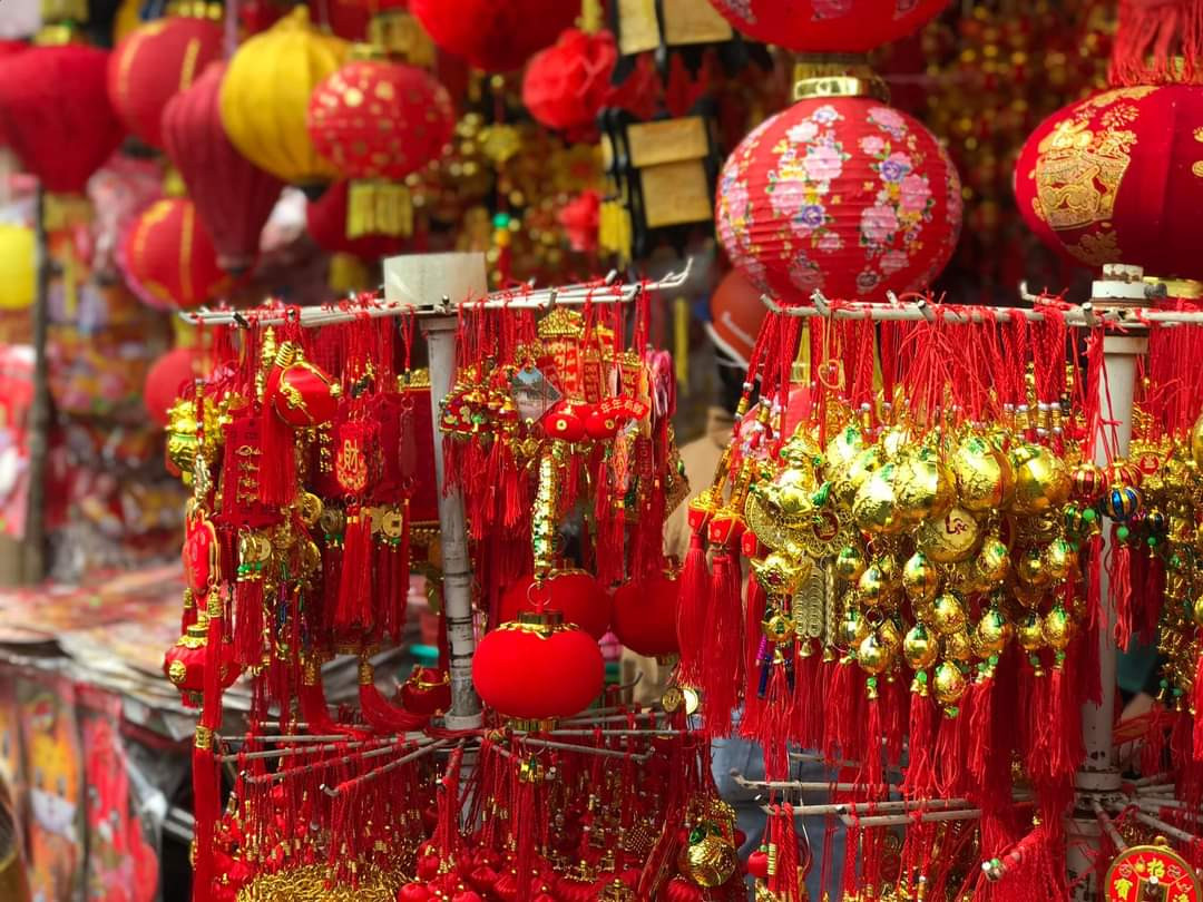 Anh Mạnh (chủ một cửa hàng tại đây) cho biết, năm nay, khách đến mua sắm nhộn nhịp hơn và hàng bán được nhiều hơn năm trước.