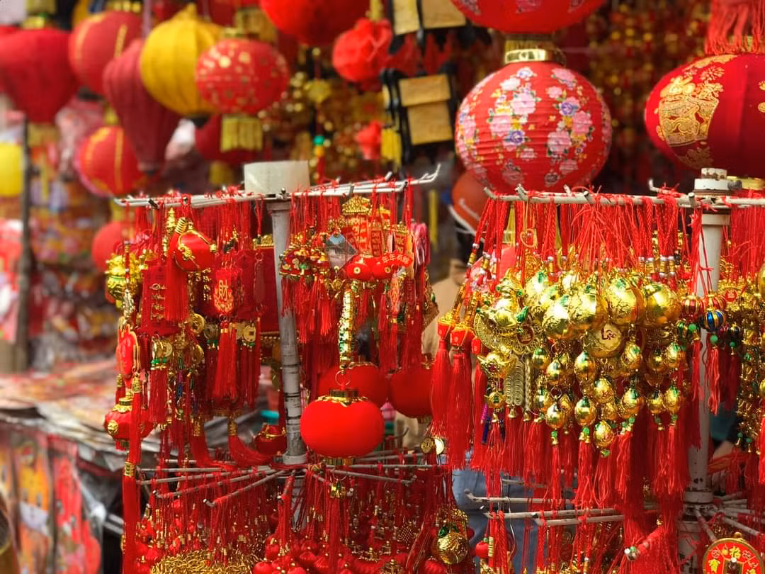 Anh Mạnh (chủ một cửa hàng tại đây) cho biết, năm nay, khách đến mua sắm nhộn nhịp hơn và hàng bán được nhiều hơn năm trước.