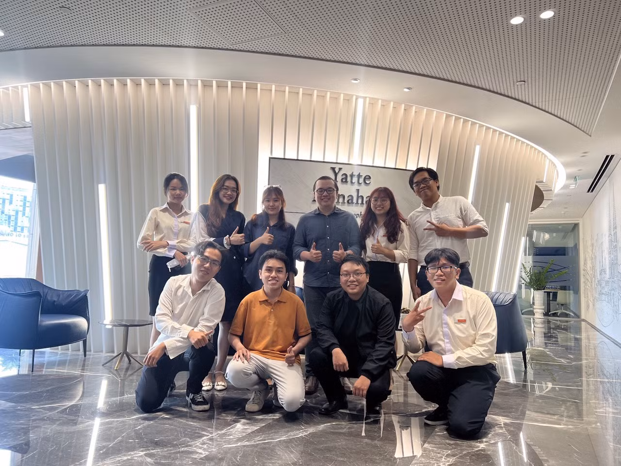 Mai Linh (thứ hai, từ phải sang, hàng đứng) vẫn đang nỗ lực hết mình trong học tập và trong các hoạt động bên ngoài. (Ảnh: NVCC)
