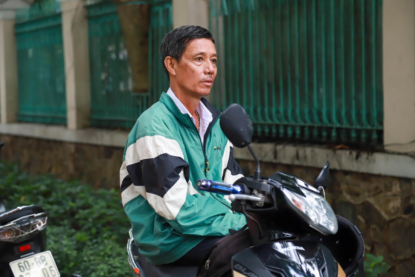 Phụ huynh Nguyễn Văn Bình ngồi đợi con thi.