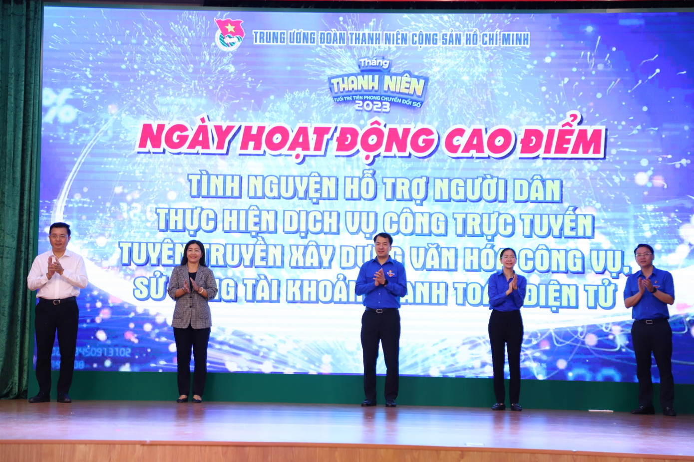 Các đại biểu thực hiện nghi thức khởi động “Ngày cao điểm tình nguyện hỗ trợ người dân thực hiện dịch vụ công trực tuyến và tuyên truyền văn hóa công vụ”. Các đại biểu thực hiện nghi thức khởi động “Ngày cao điểm tình nguyện hỗ trợ người dân thực hiện dịch vụ công trực tuyến và tuyên truyền văn hóa công vụ”.