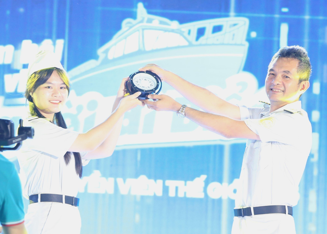 Lãnh đạo trường ĐH Giao thông Vận tải TP. HCM trao phần quà ý nghĩa đến các bạn sinh viên tiêu biểu.