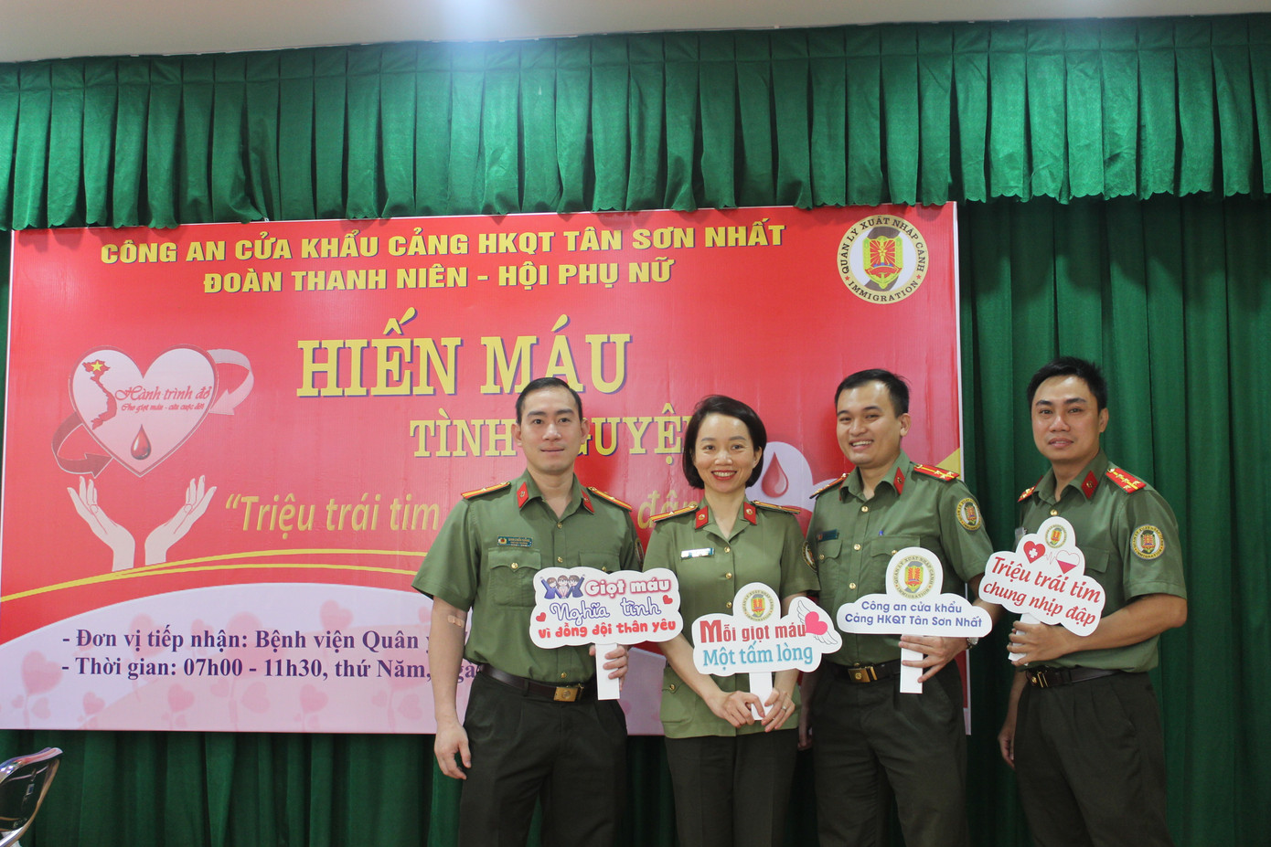 Không chỉ đoàn viên, thanh niên nhiệt tình hưởng ứng mà còn có nhiều nữ chiến sĩ công an cũng hưởng ứng hoạt động, tham gia hiến máu.