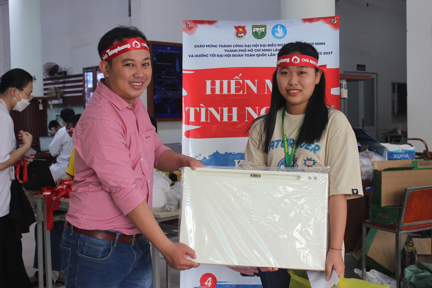 Các sinh viên nhận quà của đơn vị đồng hành là Công ty TNHH SX TM DV Qui Phúc.