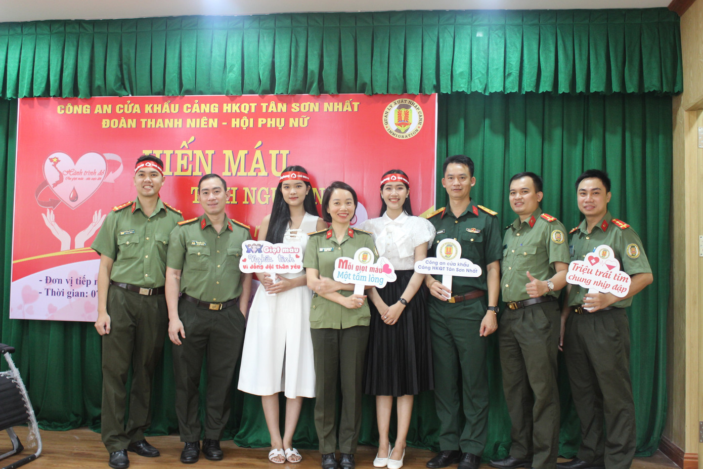 Là một trong những thành viên của Ban Tổ chức có mặt từ sớm, Đại úy Phạm Đức Thủy (Ủy viên BCH Đoàn Thanh niên Công an cửa khẩu cảng hàng không quốc tế Tân Sơn Nhất) với 7 lần tham gia hiến máu cho biết: “Các hoạt động của Đoàn thanh niên cơ quan cũng được tổ chức thường xuyên. Đầu năm, đoàn viên thanh niên đã ra quân hỗ trợ kiều bào và đây là hoạt động thứ hai Đoàn Thanh niên cơ quan tổ chức hoạt động chung tay vì cộng đồng. Thấy các đoàn viên, thanh niên hưởng ứng nhiệt tình mình và các thành viên trong Ban Tổ chức cảm thấy phấn khởi khi đã tổ chức được một hoạt động ý nghĩa”.