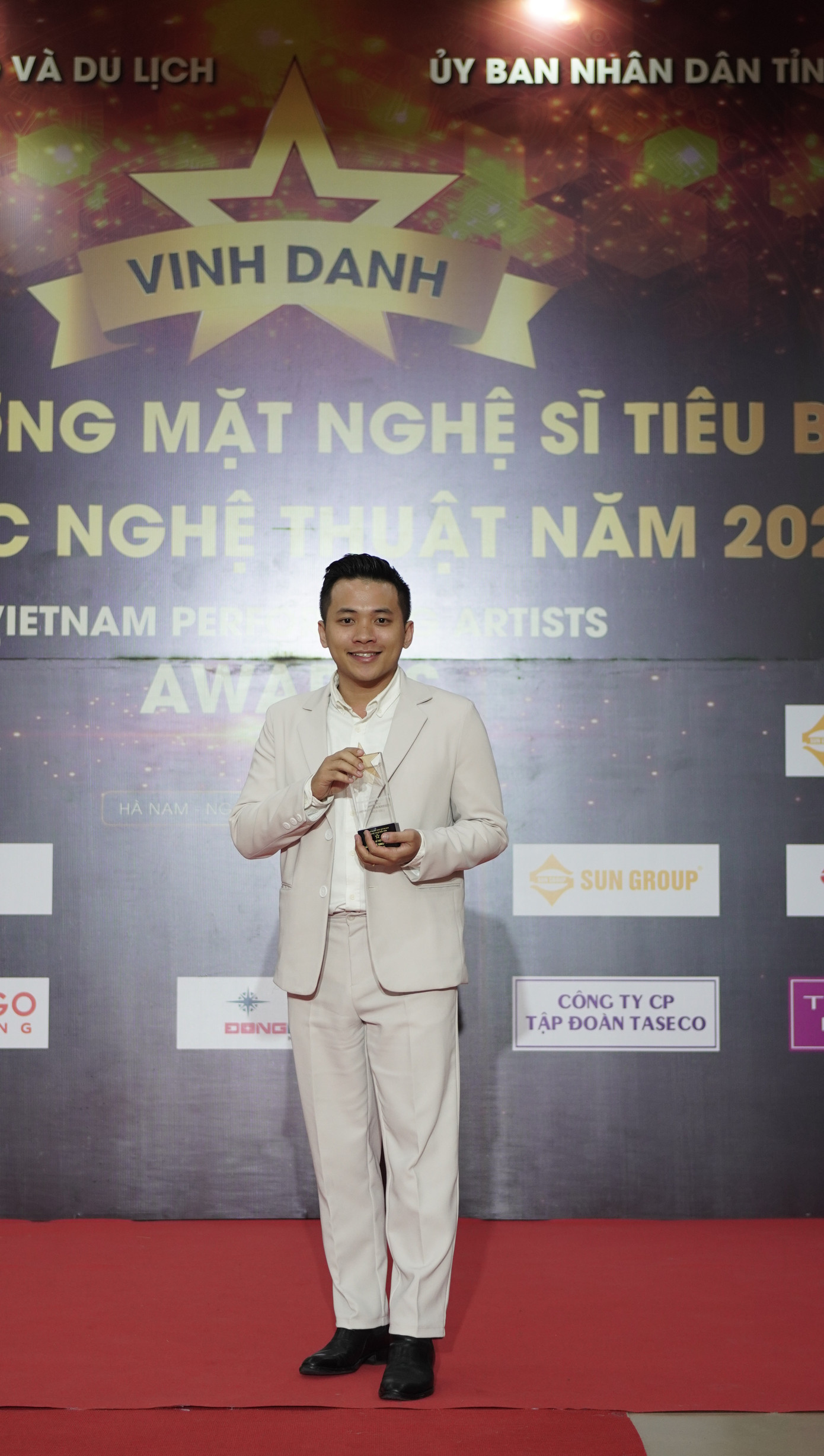 Đinh Nhật Minh tại "Vinh danh Nghệ sĩ tiêu biểu Lĩnh vực Nghệ thuật năm 2022". (Ảnh: NVCC) Đinh Nhật Minh tại "Vinh danh Nghệ sĩ tiêu biểu Lĩnh vực Nghệ thuật năm 2022". (Ảnh: NVCC)