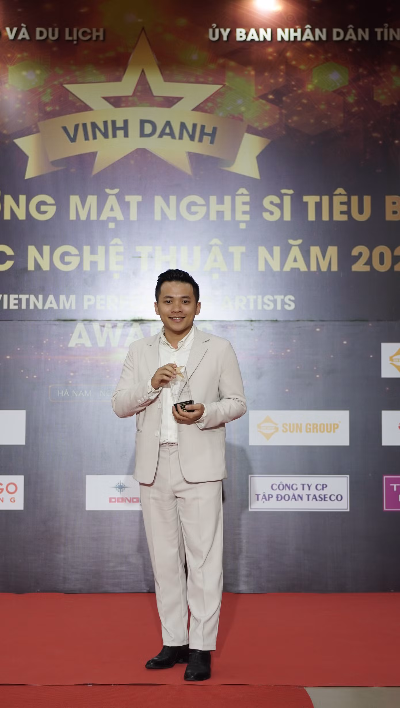 Đinh Nhật Minh tại "Vinh danh Nghệ sĩ tiêu biểu Lĩnh vực Nghệ thuật năm 2022". (Ảnh: NVCC)