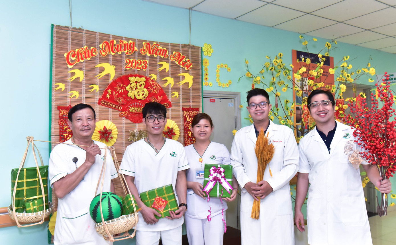 Tại Khoa Y học thể thao, góc chụp hình với đầy bánh chưng, bánh tét là địa điểm check-in không thể bỏ qua.