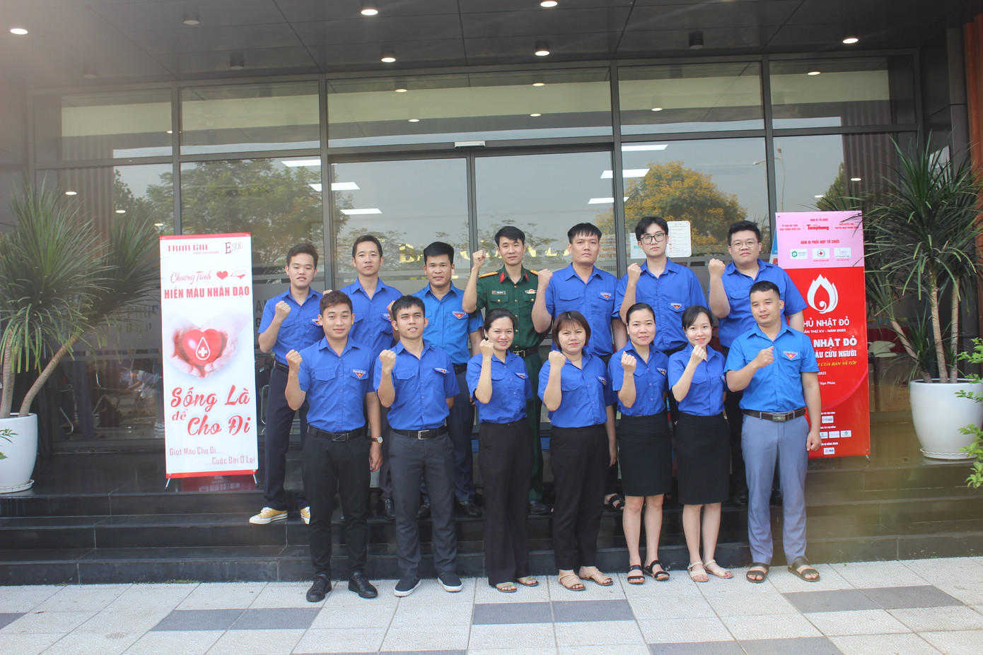 Nhiều đoàn viên, thanh niên tại địa phương cũng tham gia tại ngày hội hiến máu Chủ nhật Đỏ do báo Tiền Phong tổ chức.