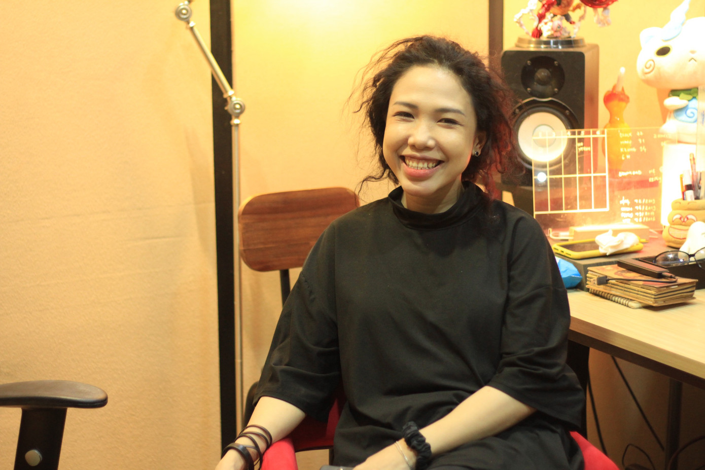 Diễn viên lồng tiếng Huyền Chi luôn đặt cái tâm của mình vào trong công việc. (Ảnh: Văn Hoàng)