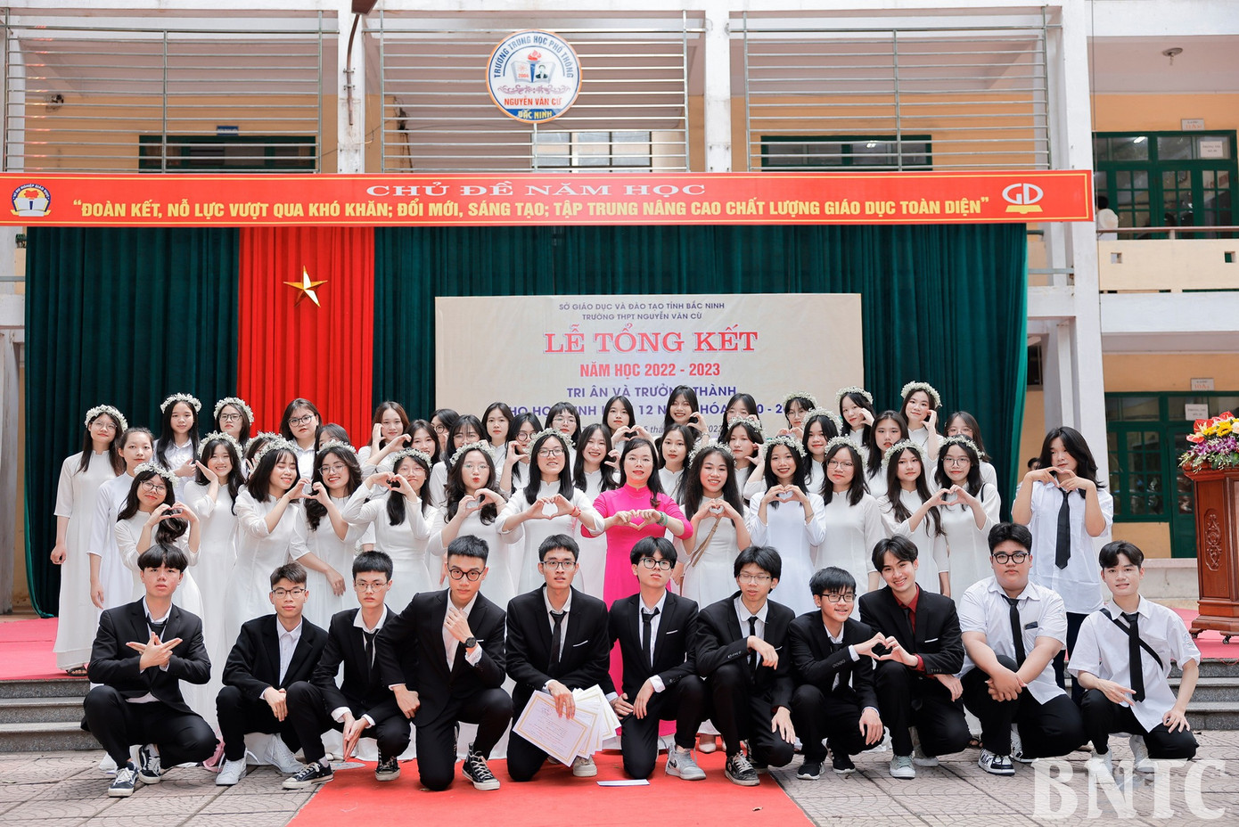 Khôi Nguyên (thứ tư hàng thứ nhất, từ trái sang) cùng với cô giáo và các bạn cùng lớp. (Ảnh: Bắc Ninh toàn cảnh)