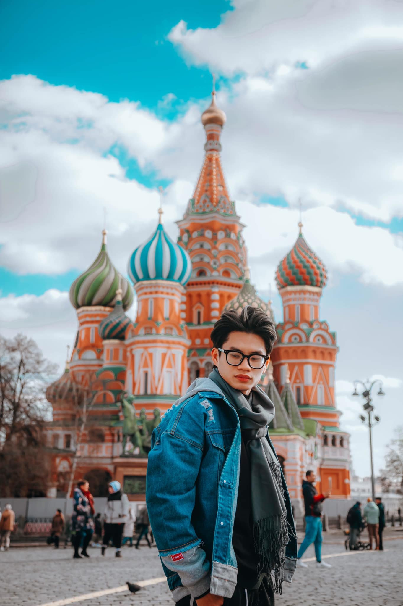 Ngày đầu tiên đặt chân đến vùng trời mới, nước Nga chào đón Đạt bằng một trận mưa tuyết lạnh buốt.