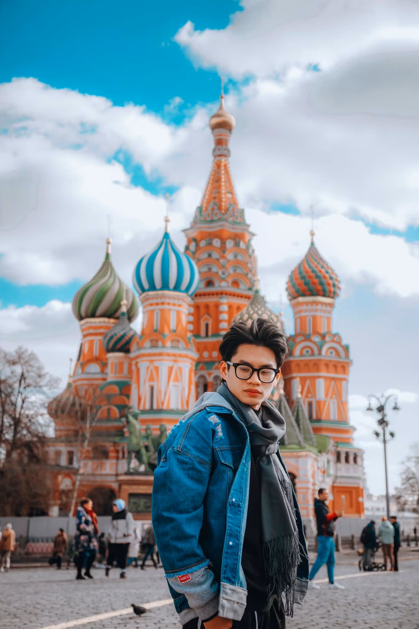 Ngày đầu tiên đặt chân đến vùng trời mới, nước Nga chào đón Đạt bằng một trận mưa tuyết lạnh buốt.