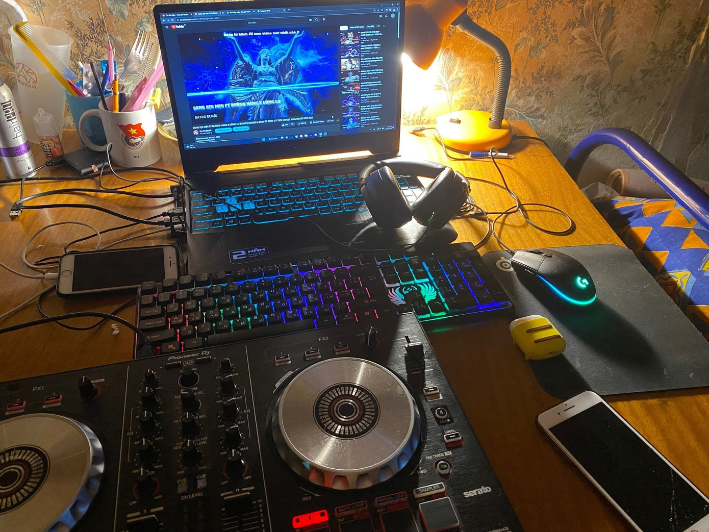 Một góc làm nhạc của chàng sinh viên đa tài.