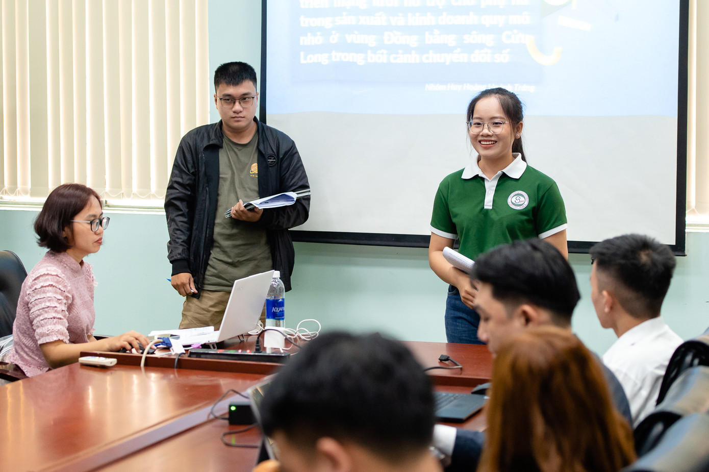 Nhóm dự án trình bày trước Ban Giám khảo trong cuộc thi “Đại sứ Thanh niên vì phát triển bền vững” lần thứ nhất, năm 2023. Nhóm dự án trình bày trước Ban Giám khảo trong cuộc thi “Đại sứ Thanh niên vì phát triển bền vững” lần thứ nhất, năm 2023.