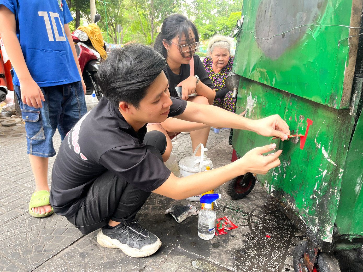 Thịnh và Phượng cùng nhau vệ sinh chiếc xe bột chiên trước khi trang trí lại. (Ảnh: NVCC)