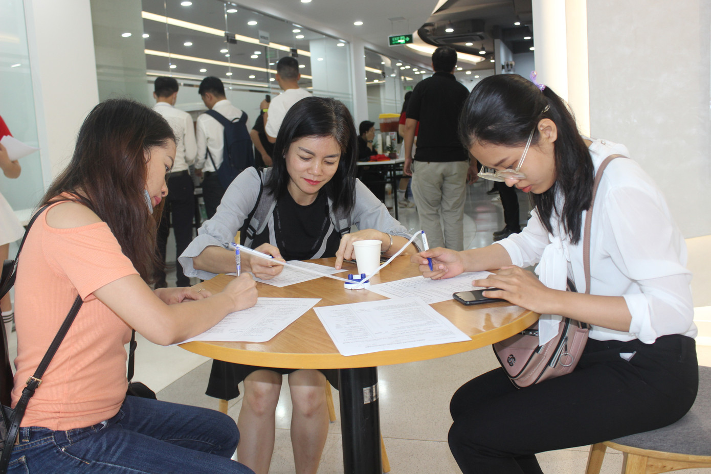 Mọi người cùng điền phiếu đăng ký trước khi khám sàng lọc.